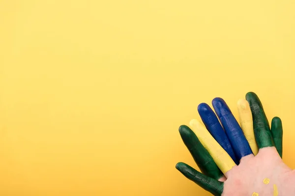 Vista recortada de la mujer con los dedos de colores aislados en amarillo - foto de stock