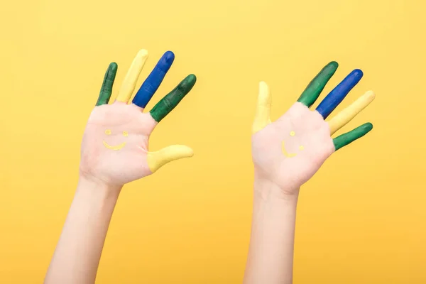 Vista ritagliata della donna con dita colorate isolate sul giallo — Foto stock