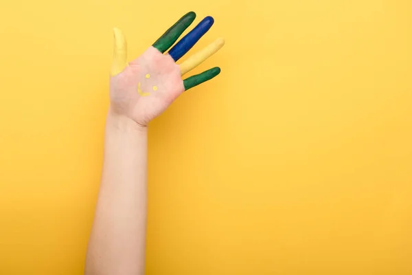 Vista ritagliata di donna con dita colorate su sfondo giallo — Foto stock