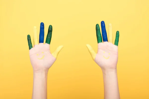 Vista recortada de la mujer con los dedos de colores que muestran las palmas en el fondo amarillo - foto de stock