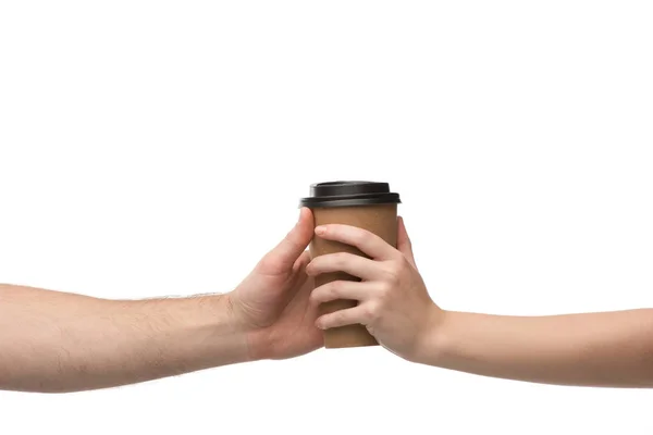 Vue recadrée de la femme et l'homme tenant tasse en papier isolé sur blanc — Photo de stock