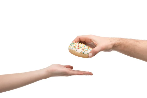 Recortado vista de hombre dando donut a mujer aislado en blanco - foto de stock