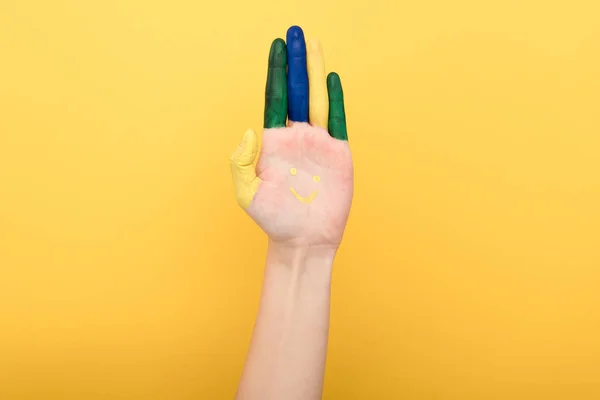 Vista recortada de la mujer que muestra los dedos de colores aislados en amarillo - foto de stock