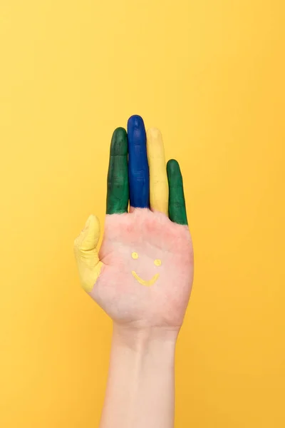 Vue recadrée de la femme montrant les doigts colorés avec le sourire isolé sur jaune — Photo de stock