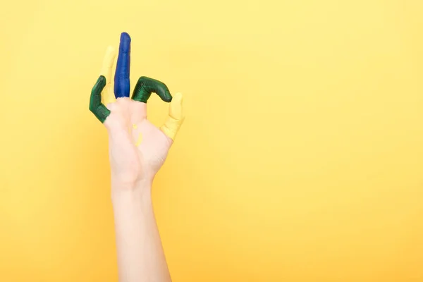 Vista cortada da mulher mostrando gesto ok isolado no amarelo — Fotografia de Stock