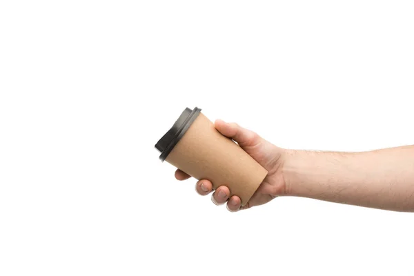 Обрезанный вид человека, держащего бумажную чашку изолированы на белом — стоковое фото