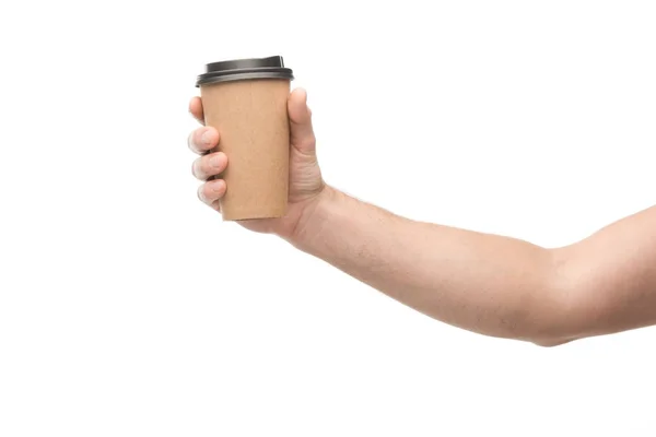 Обрезанный вид человека, держащего бумажную чашку изолированы на белом — стоковое фото