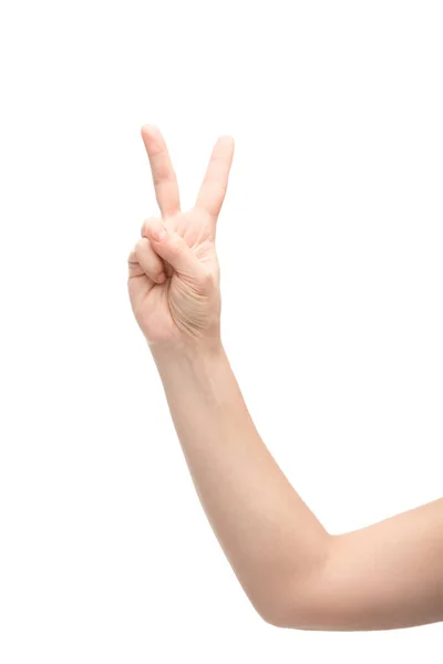 Vista recortada de la mujer que muestra signo de paz aislado en blanco - foto de stock