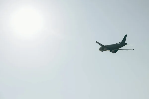Низький кут Вид літака на ясне небо з сонцем. — стокове фото