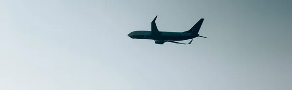 Vista di angolo basso di aereo che decolla in cielo, colpo panoramico — Foto stock