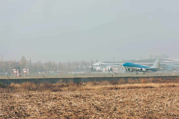 Avion sur piste sur terrain avec ciel nuageux en arrière-plan — Photo de stock