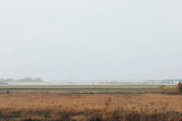 Avions sur l'autoroute de l'aérodrome avec ciel nuageux en arrière-plan — Photo de stock