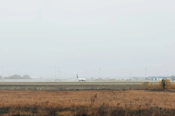 Flugzeuge auf Flughafen-Autobahn in Grasfeld — Stockfoto