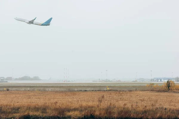 Partida do avião no aeródromo com céu nublado — Fotografia de Stock