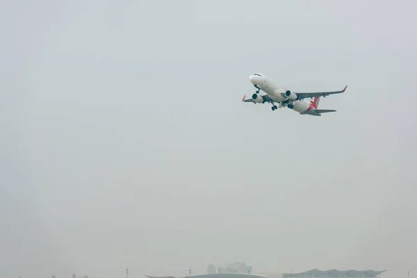 Vue à faible angle de l'avion commercial dans un ciel nuageux — Photo de stock