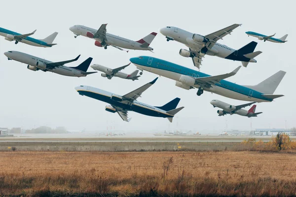 Avions dans le ciel nuageux au-dessus de l'aérodrome herbeux — Photo de stock