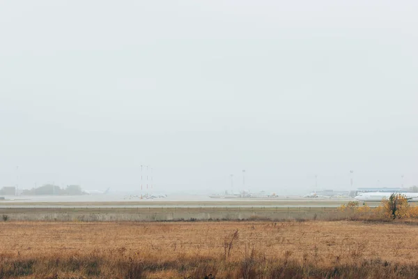 Verkehrsflugzeug bei bewölktem Himmel auf Landebahn des Flughafens — Stockfoto