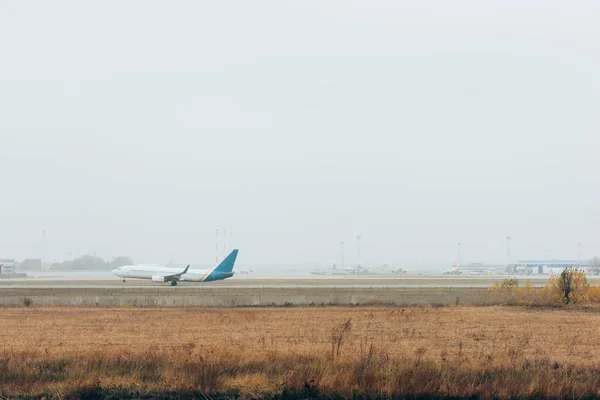 Vol départ de l'avion sur piste de l'aéroport avec ciel nuageux — Photo de stock