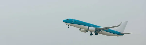Colpo panoramico di partenza di volo di aereo in cielo nuvoloso — Foto stock