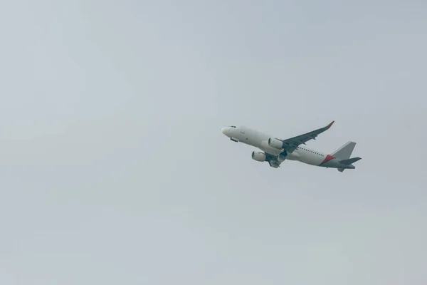 Tiefansicht des Flugzeugs mit wolkenverhangenem Himmel im Hintergrund — Stockfoto