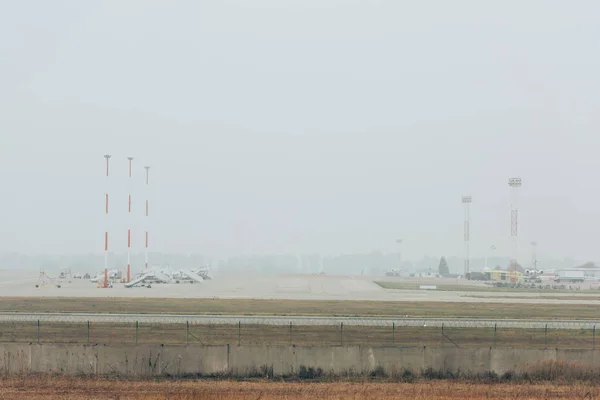 Aviões na pista do aeroporto com céu nublado no fundo — Fotografia de Stock