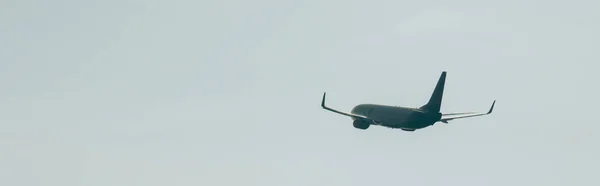 Vista panorámica del avión a reacción en el cielo nublado - foto de stock