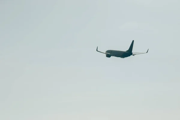 Abflug des Flugzeugs bei bewölktem Himmel — Stockfoto