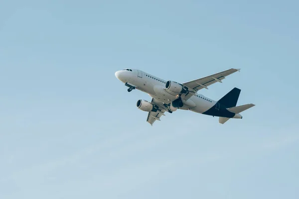 Vista de ángulo bajo del avión en el cielo azul - foto de stock