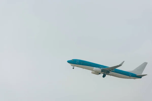 Avião a jacto a descolar no céu nublado — Fotografia de Stock