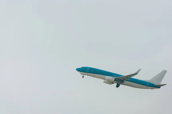 Düsenflugzeug hebt bei bewölktem Himmel ab — Stockfoto