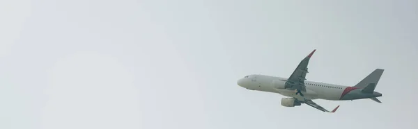 Vue à angle bas de l'avion à réaction dans le ciel, panoramique — Photo de stock