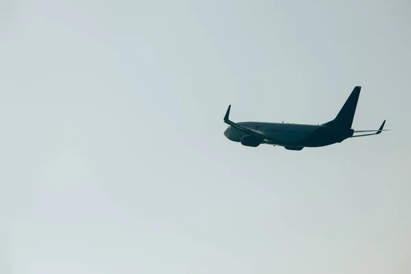 Vista de ángulo bajo del avión jet aterrizaje en el cielo - foto de stock