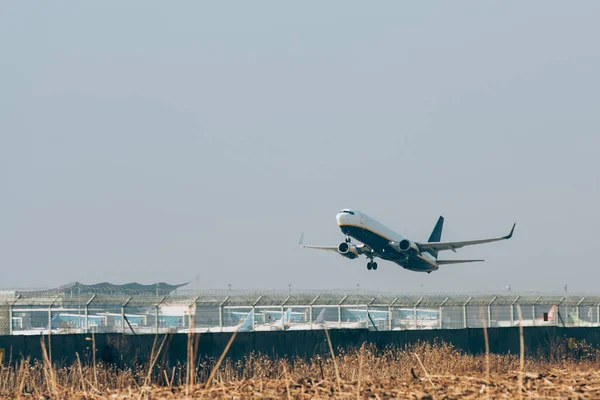 Vol départ de l'avion sur piste de l'aéroport — Photo de stock