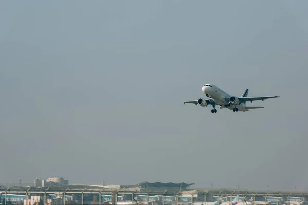 Salida del avión jet por encima de la pista del aeropuerto - foto de stock