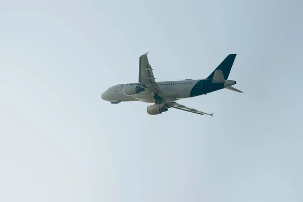 Vista de ángulo bajo del avión con cielo despejado en el fondo - foto de stock