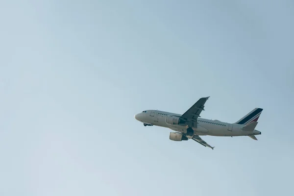 Vista de ángulo bajo del avión jet en el cielo azul - foto de stock
