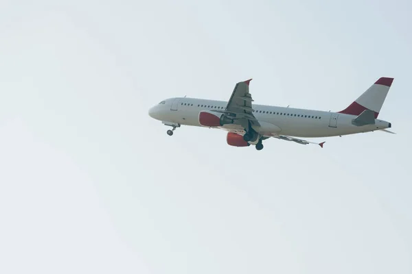 Vista de baixo ângulo do avião a jato com céu no fundo — Fotografia de Stock