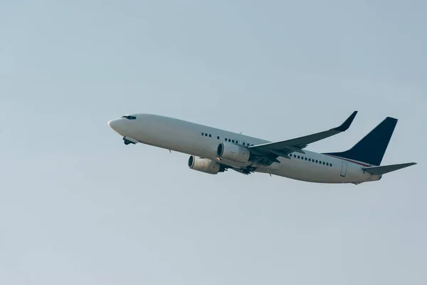 Salida de vuelo de avión comercial en cielo despejado - foto de stock