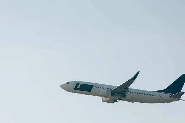 Airplane landing with blue sky at background — Stock Photo