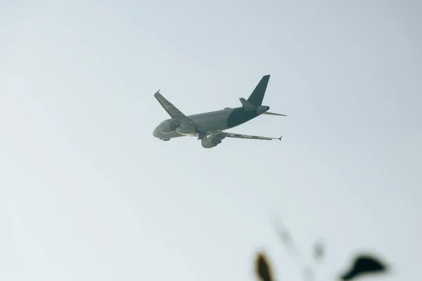 Vista de ángulo bajo del avión en el cielo despejado - foto de stock