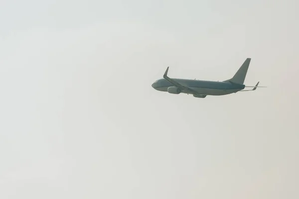 Tiefansicht des Düsenflugzeugs bei bewölktem Himmel — Stockfoto