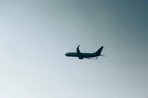 Visão de ângulo baixo de silhueta de avião em céu claro — Fotografia de Stock