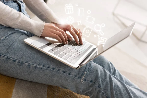 Vue recadrée de la femme tapant sur le clavier de l'ordinateur portable près de l'illustration — Photo de stock