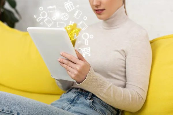 Vista recortada de la mujer sosteniendo tableta digital cerca de la ilustración - foto de stock