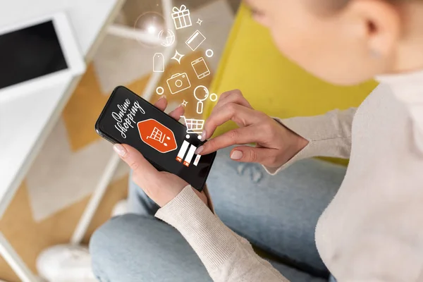 Selective focus of girl using smartphone with online shopping lettering — Stock Photo