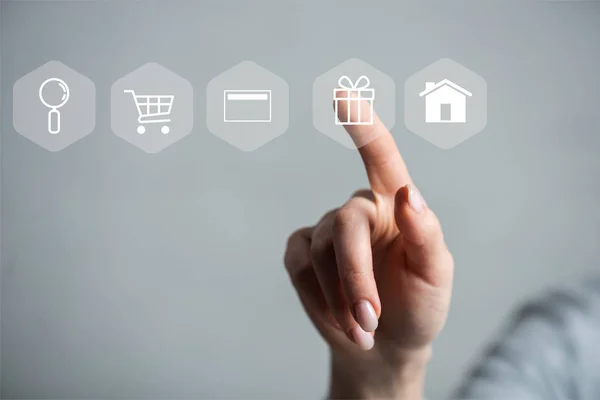 Abgeschnittene Ansicht einer Frau, die mit dem Finger auf Geschenkabbildung zeigt, isoliert auf grau — Stockfoto