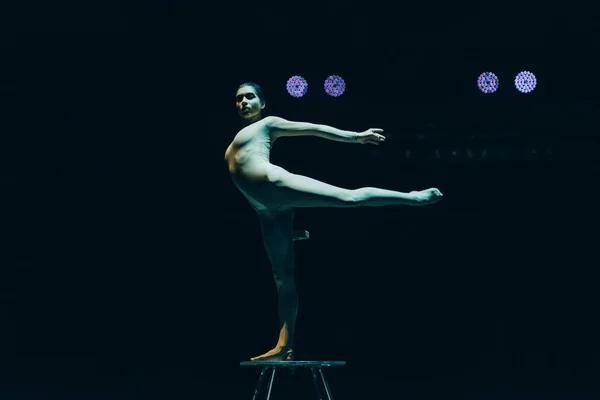 KYIV, UCRANIA - 1 DE NOVIEMBRE DE 2019: Gimnasta flexible realizando ejercicio en circo - foto de stock