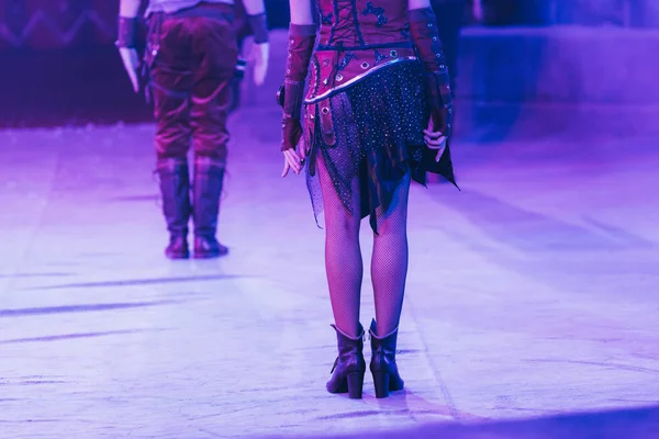 KYIV, UCRAINA - 1 NOVEMBRE 2019: Veduta ritagliata dell'artista in costume sul palco di sircus — Foto stock