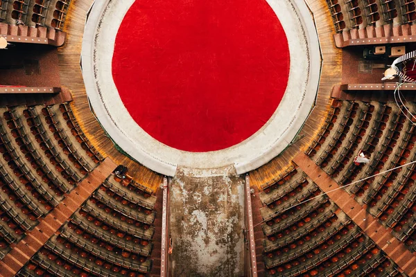 Vista dall'alto dell'arena del circo vuota con posti a sedere e ingressi — Foto stock