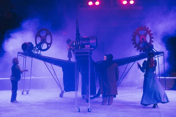 KYIV, UKRAINE - NOVEMBRO 1, 2019: Performers with stage props in smoke on circus arena — Fotografia de Stock